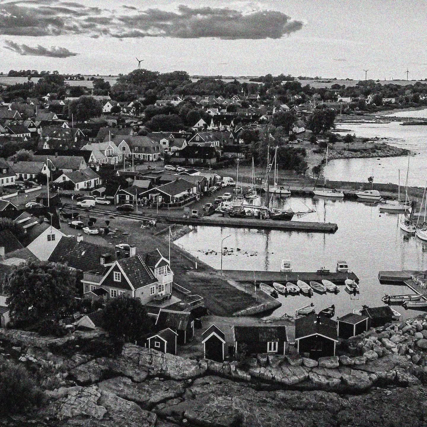 Branteviks hamn från luften med det hjärtformade stenpiren och fiskebodarna